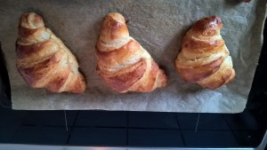 croissanter på bageplade
